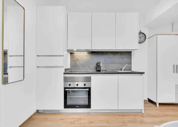 7 - Near Place De Paris *